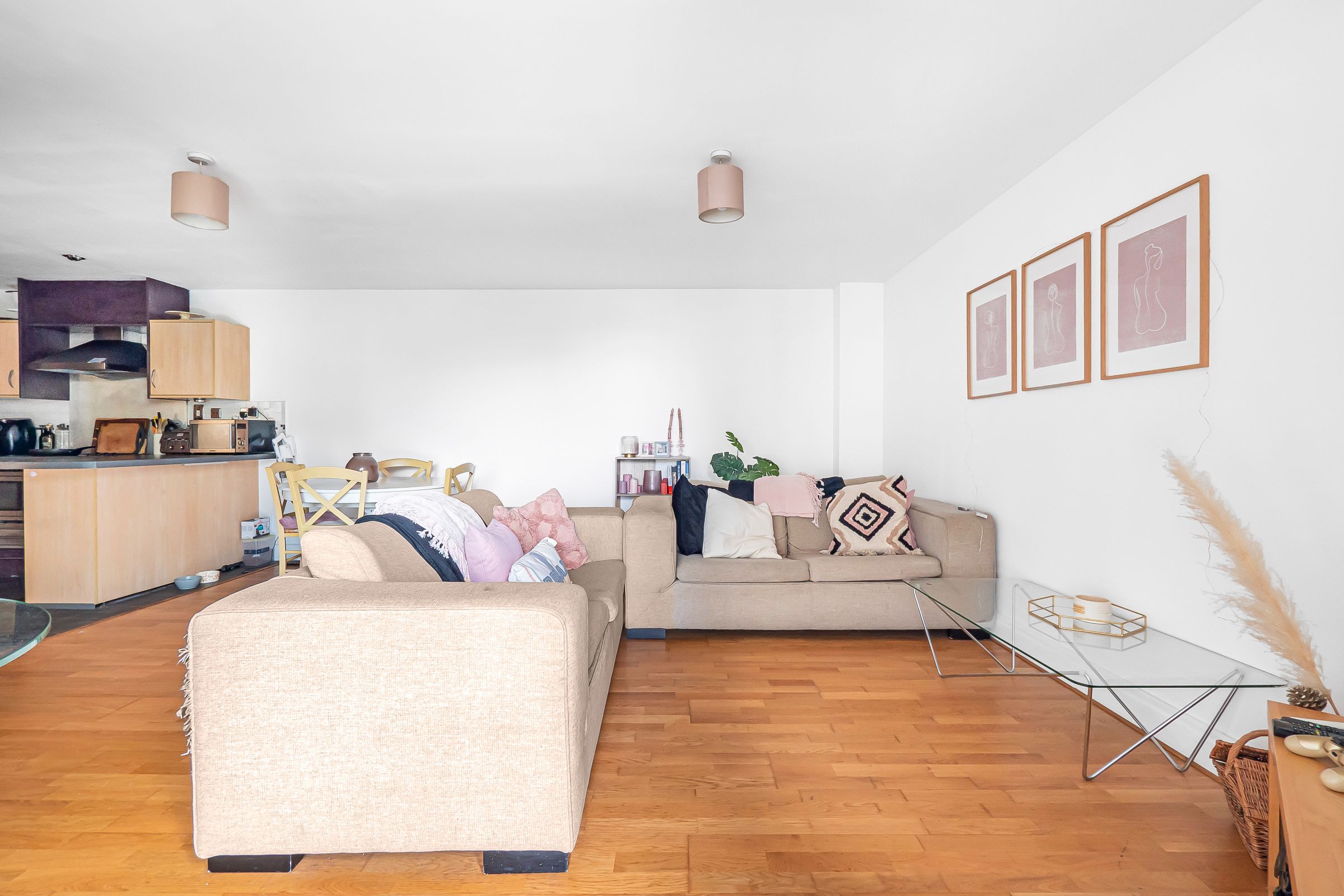 2 bed flat for sale in Smugglers Way, London  - Property Image 8