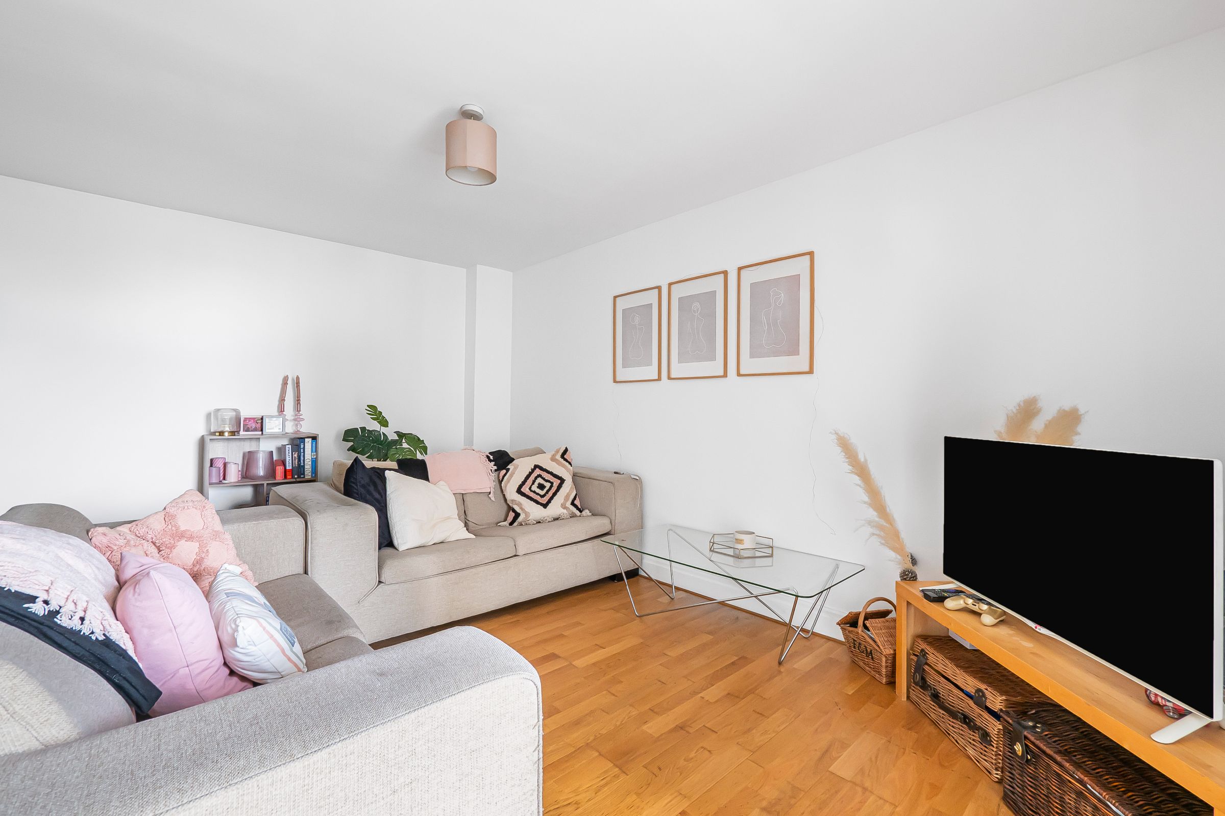 2 bed flat for sale in Smugglers Way, London  - Property Image 14