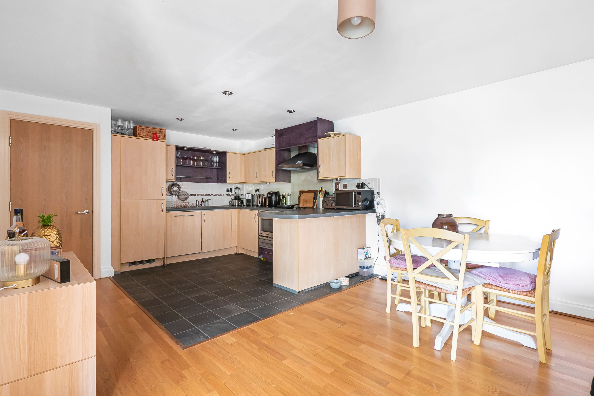 2 bed flat for sale in Smugglers Way, London  - Property Image 4