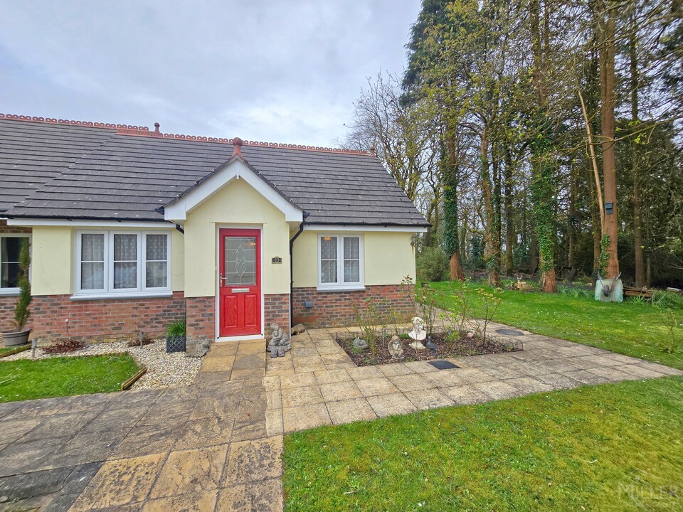 2 bed bungalow for sale in Barn Park Gardens, Beaworthy - Property Image 1