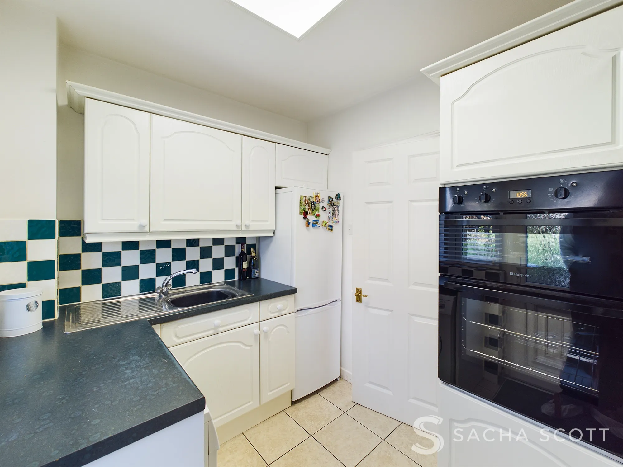 2 bed end of terrace house for sale in Homefield Gardens, Tadworth  - Property Image 10