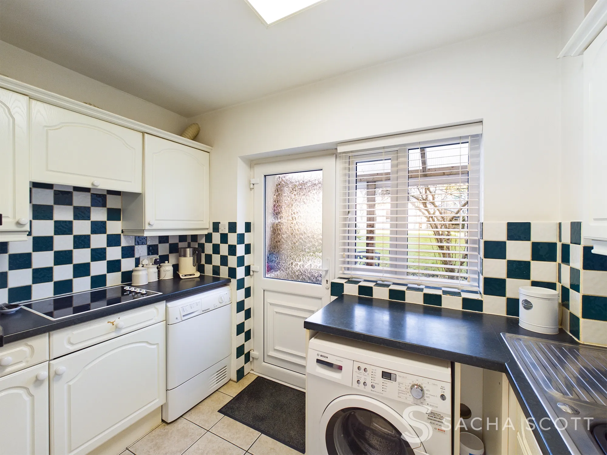 2 bed end of terrace house for sale in Homefield Gardens, Tadworth  - Property Image 3