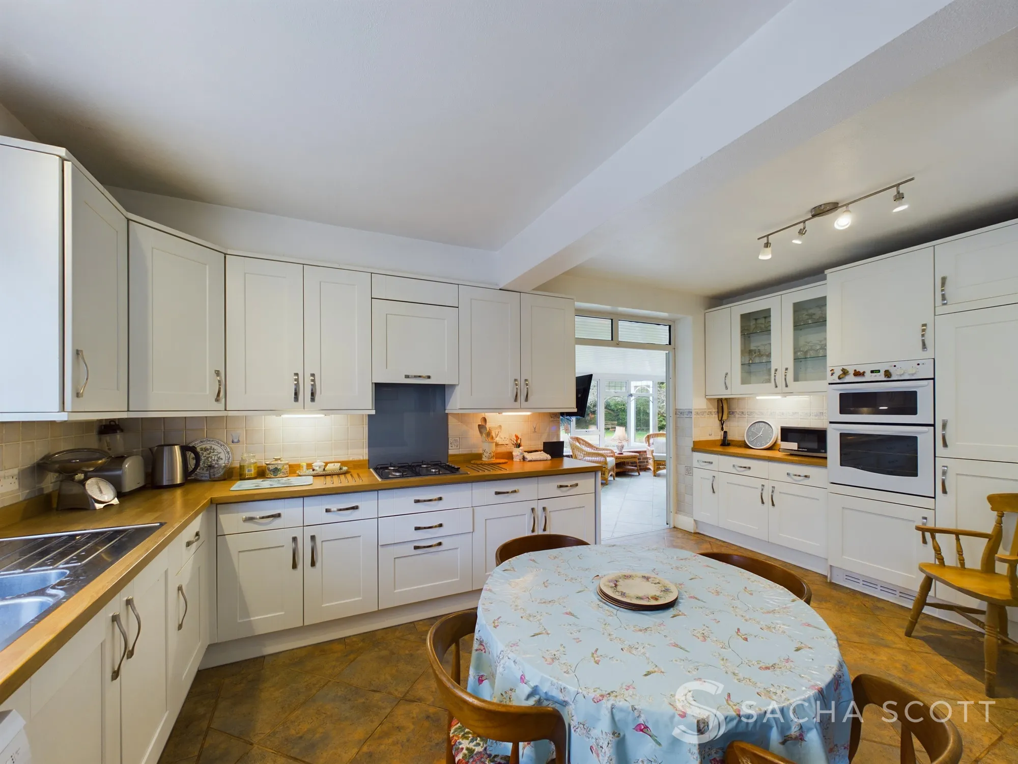 4 bed detached house for sale in Tudor Close, Banstead  - Property Image 9