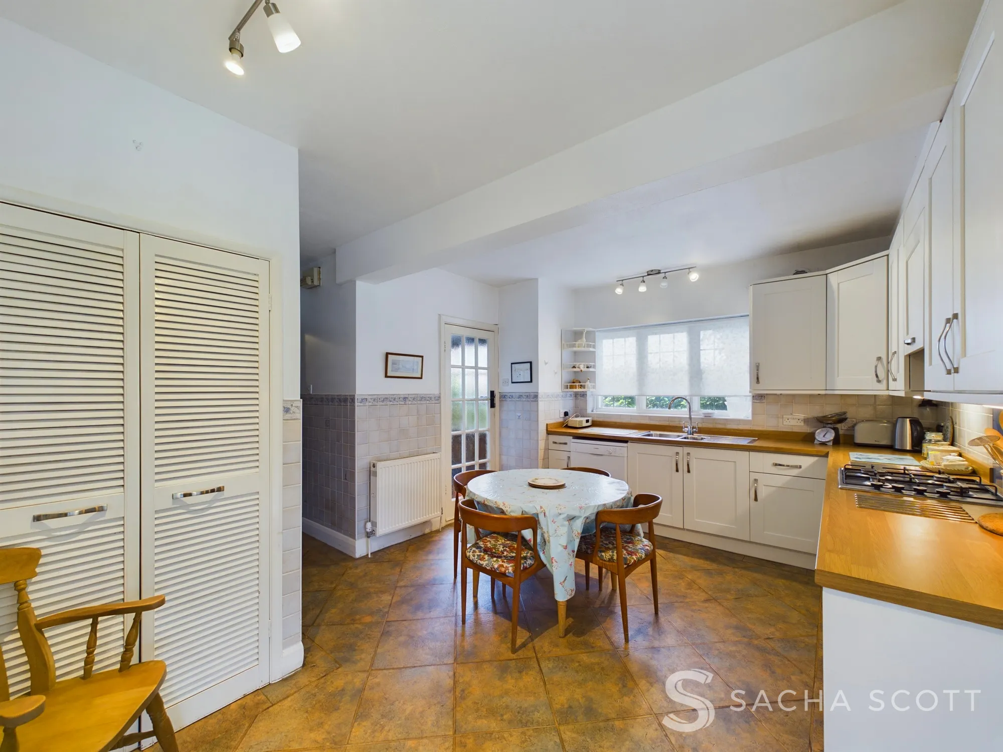 4 bed detached house for sale in Tudor Close, Banstead  - Property Image 10