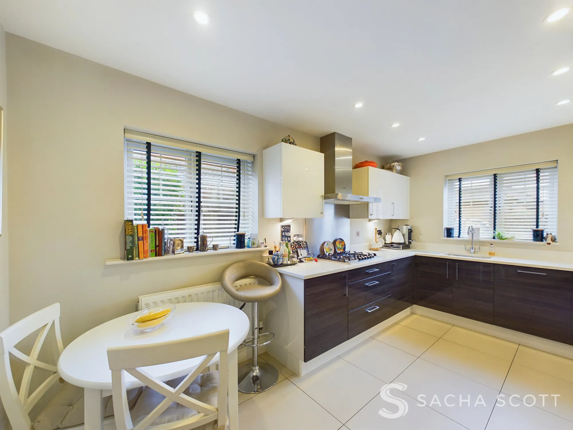 4 bed semi-detached house for sale in Magnolia Drive, Banstead  - Property Image 3