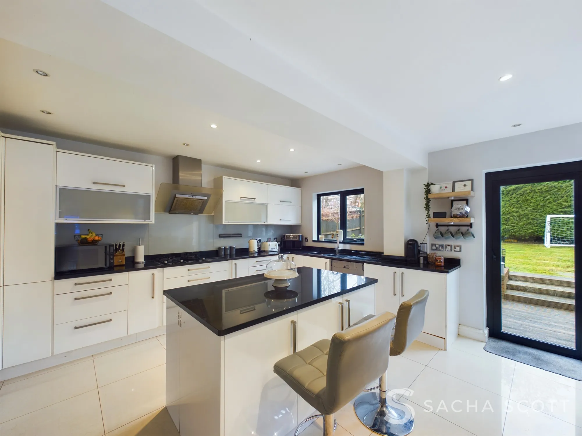 4 bed detached house for sale in Walnut Grove, Banstead  - Property Image 4