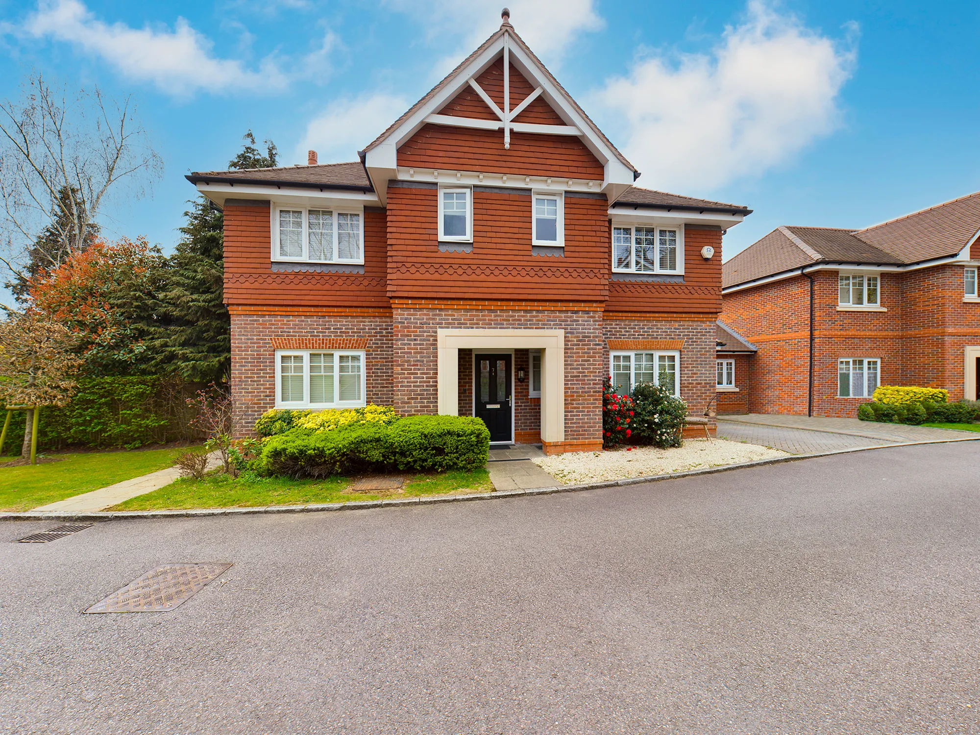 4 bed detached house for sale in Warren Farm Close, Epsom  - Property Image 1