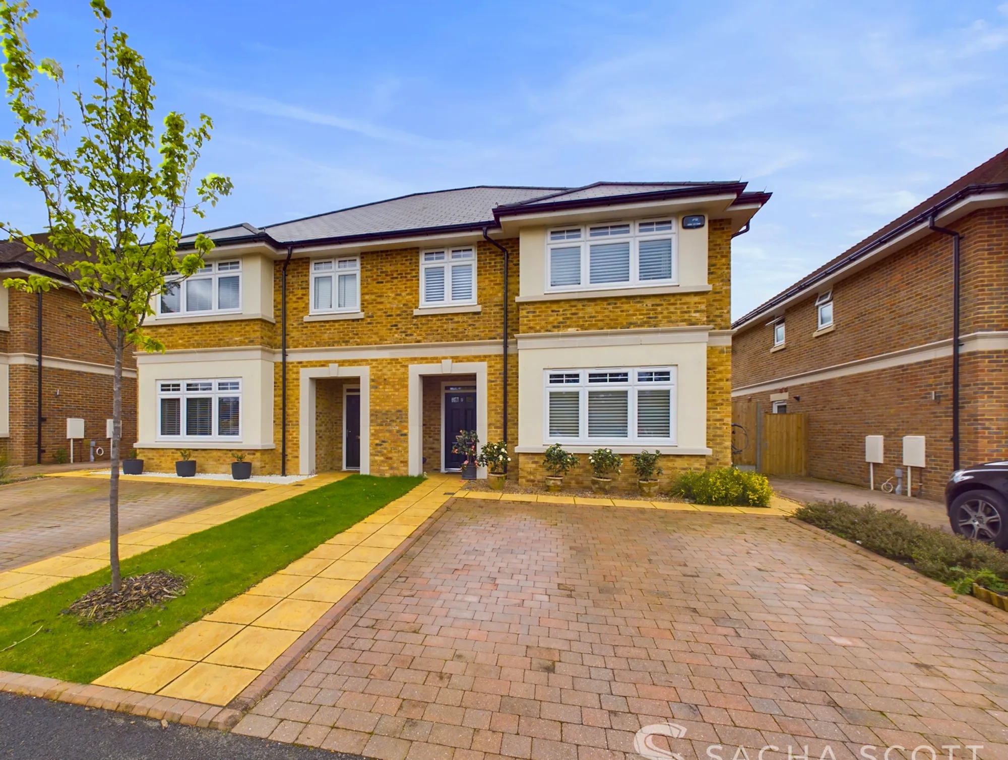 4 bed semi-detached house for sale in Kingfisher Close, Banstead  - Property Image 1