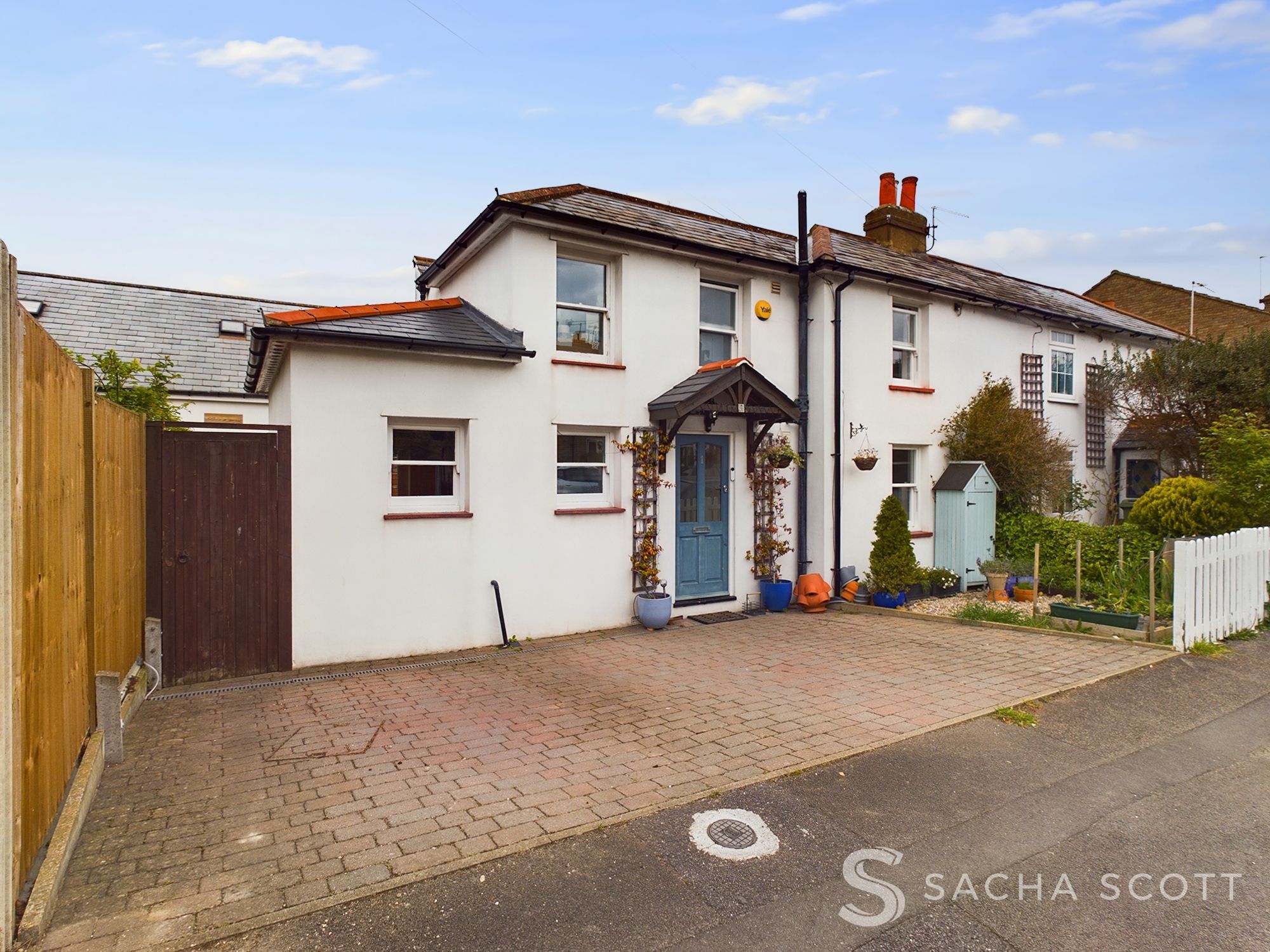 3 bed end of terrace house for sale in Middle Lane, Epsom - Property Image 1