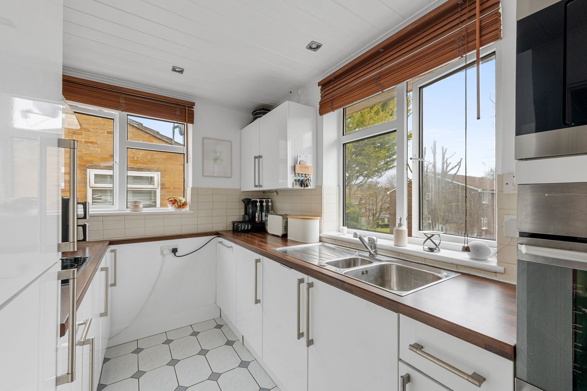 2 bed maisonette for sale in Swallowdale, South Croydon 6