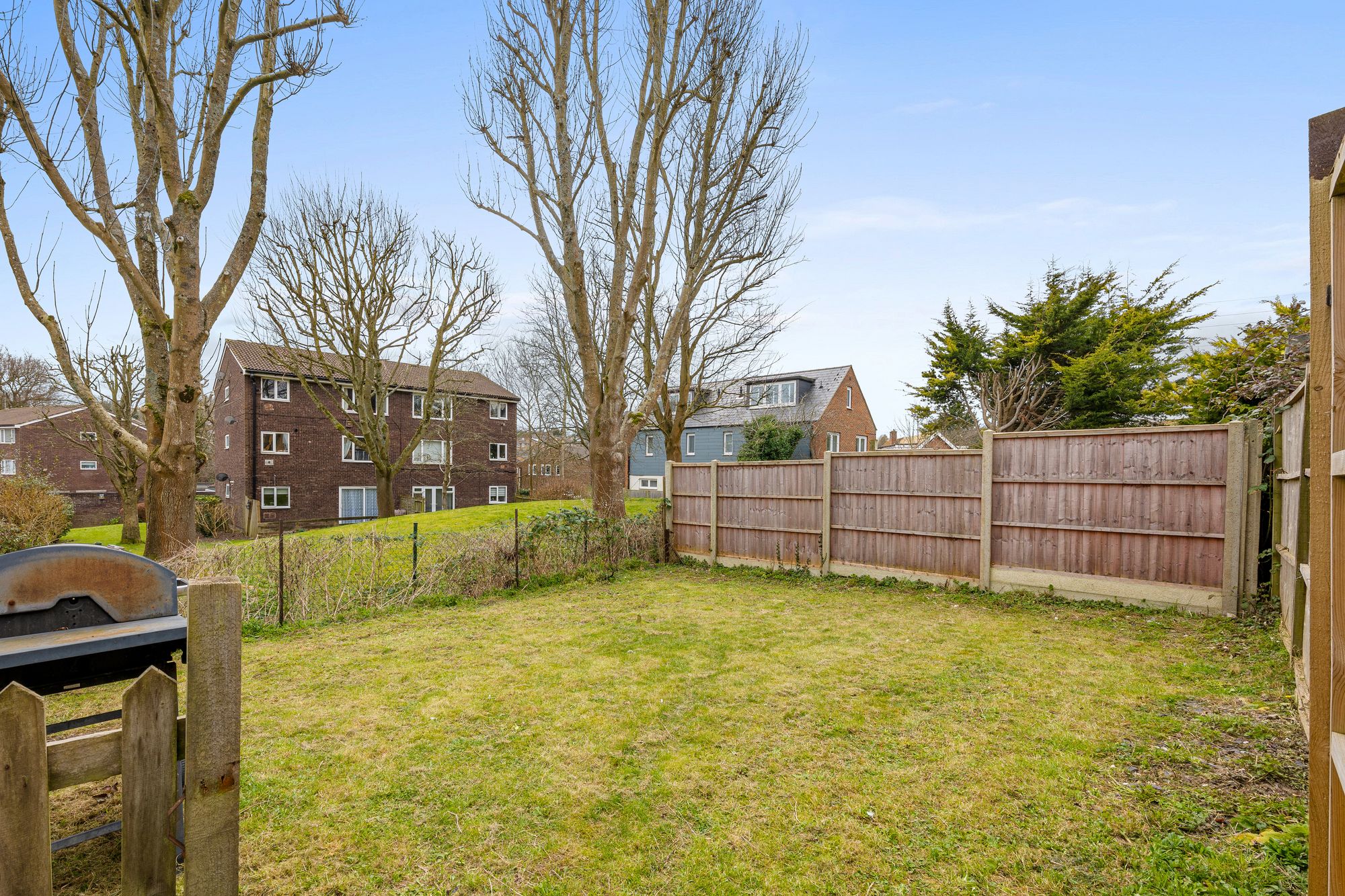 2 bed maisonette for sale in Swallowdale, South Croydon 18