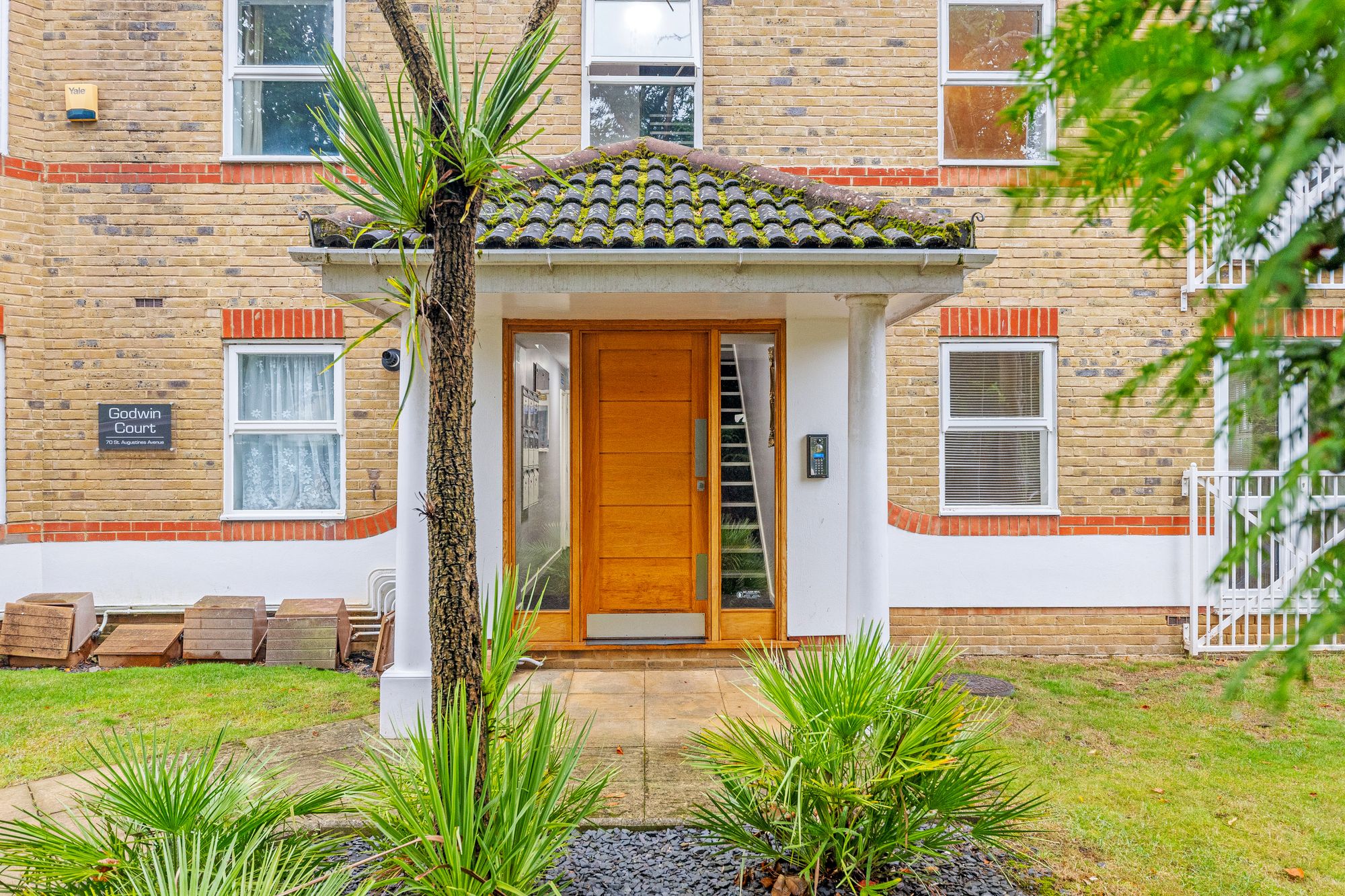 2 bed apartment for sale in St. Augustines Avenue, South Croydon  - Property Image 2