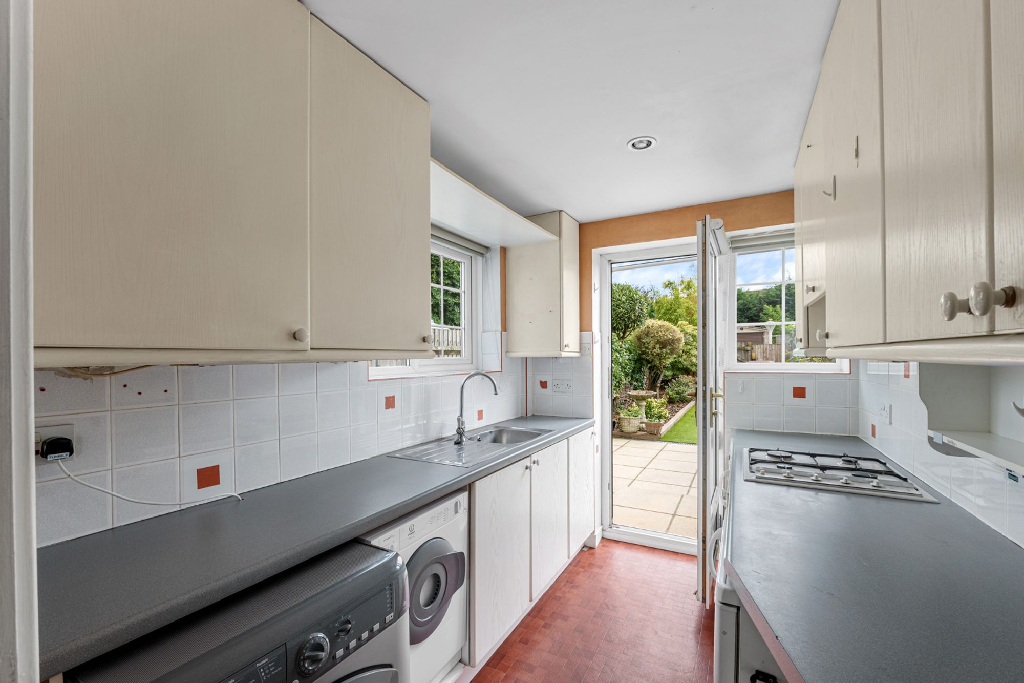 2 bed mid-terraced house for sale in Stoneleigh Road, Oxted  - Property Image 6