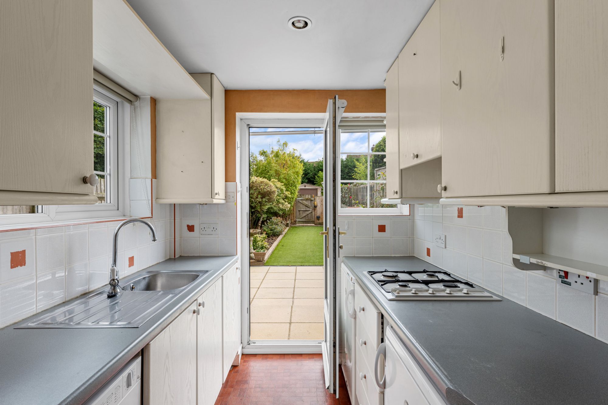 2 bed mid-terraced house for sale in Stoneleigh Road, Oxted  - Property Image 9