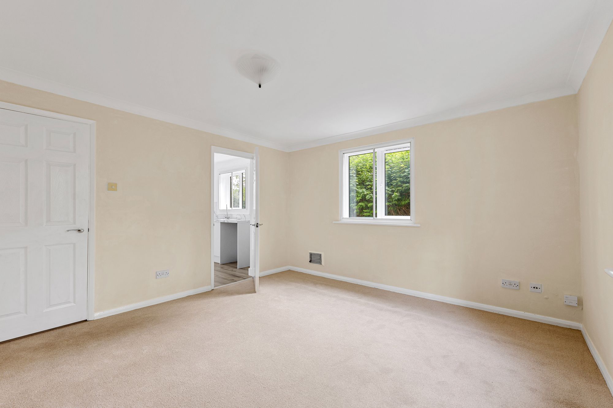 1 bed apartment for sale in Fairbairn Close, Purley 8