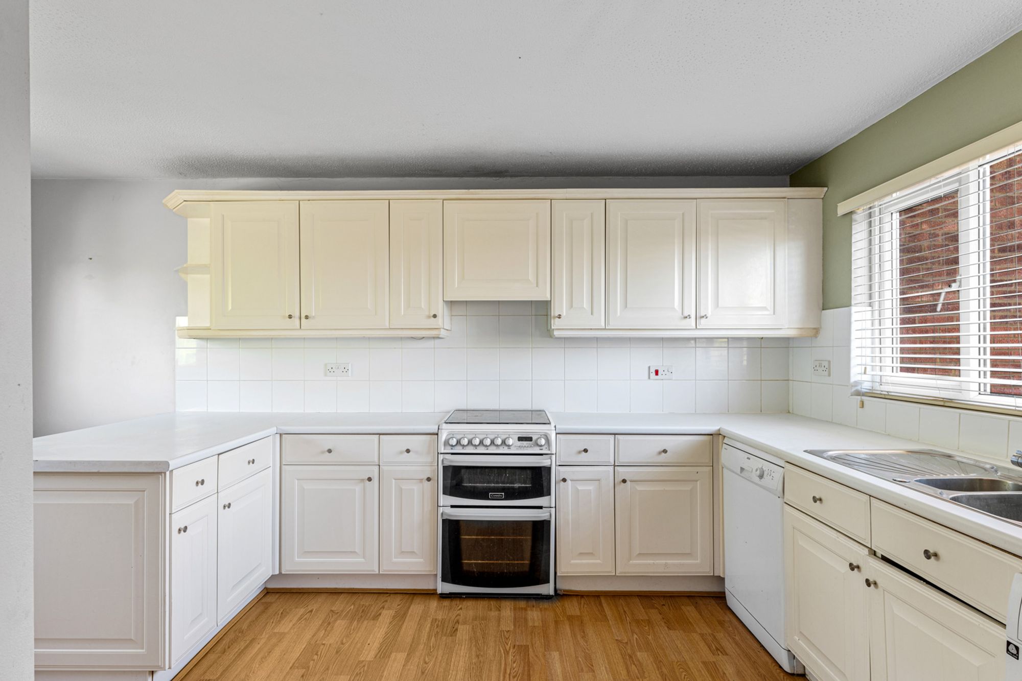 5 bed mid-terraced house for sale in Linton Glade, Croydon 9