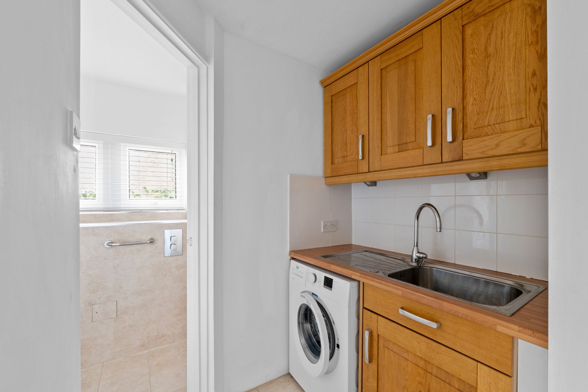 5 bed mid-terraced house for sale in Linton Glade, Croydon 22