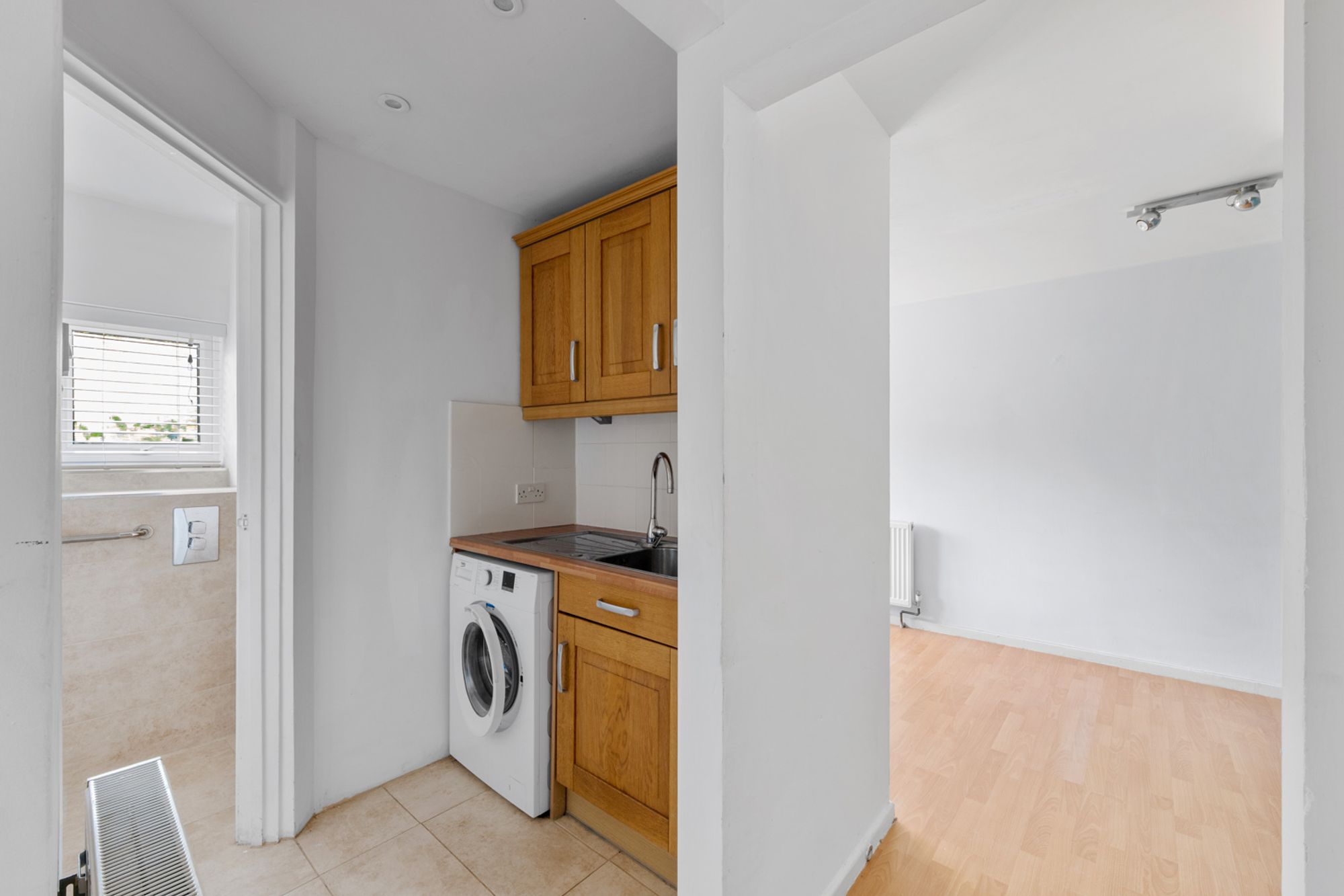 5 bed mid-terraced house for sale in Linton Glade, Croydon 17