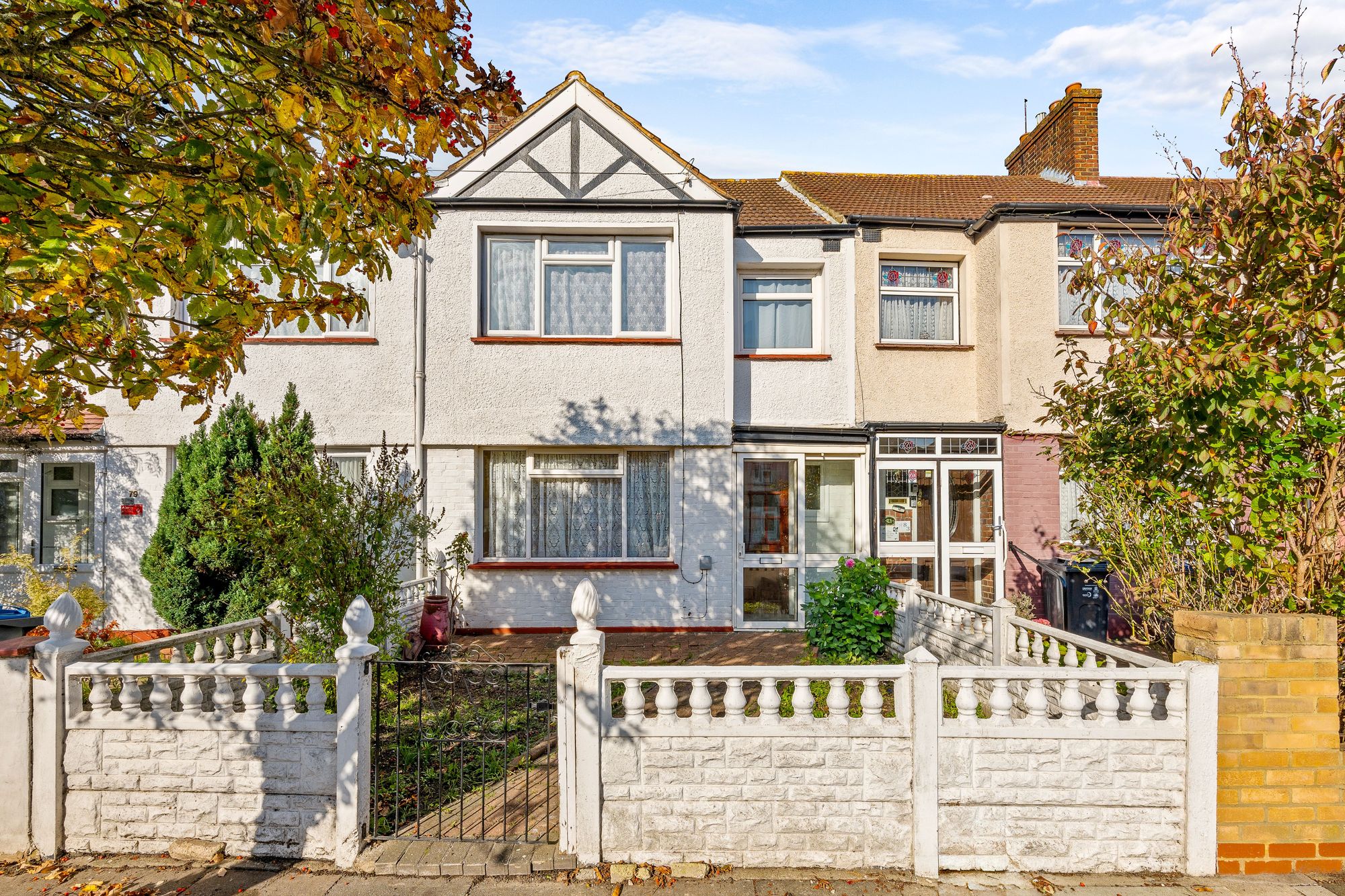 3 bed terraced house for sale in Sherwood Park Road, Mitcham  - Property Image 1