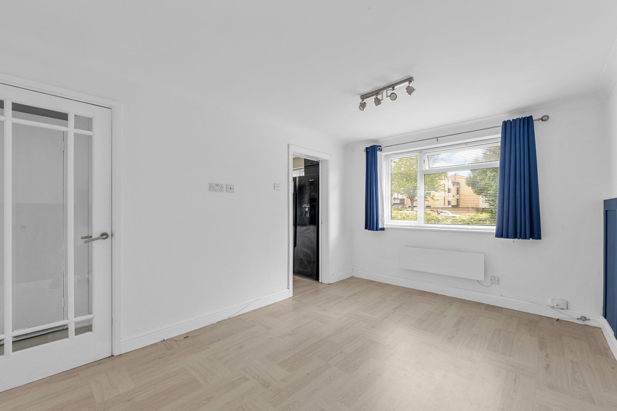 2 bed maisonette for sale in Swallowdale, South Croydon 4