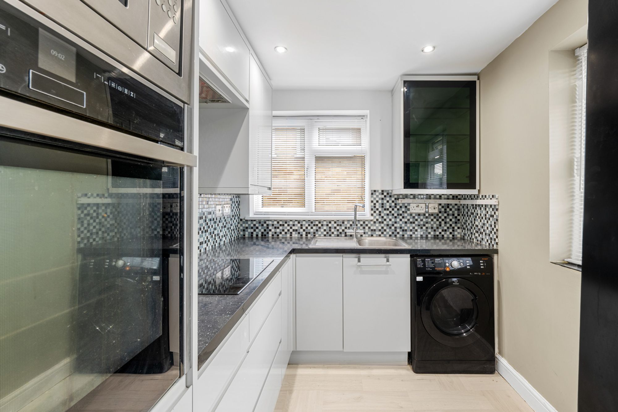 2 bed maisonette for sale in Swallowdale, South Croydon  - Property Image 2