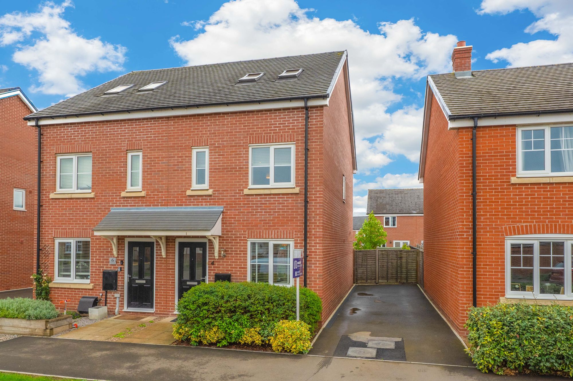 3 bed semi-detached house for sale in Willow Way, Meon Vale, CV37 - Property Image 1