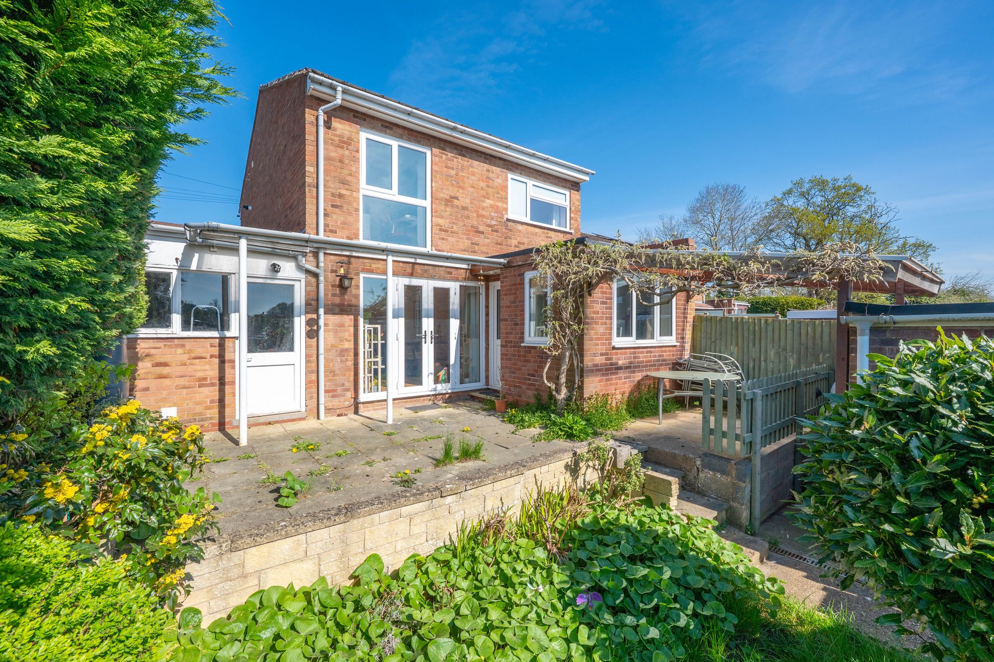 3 bed end of terrace house for sale in Hales Close, Snitterfield, CV37 16