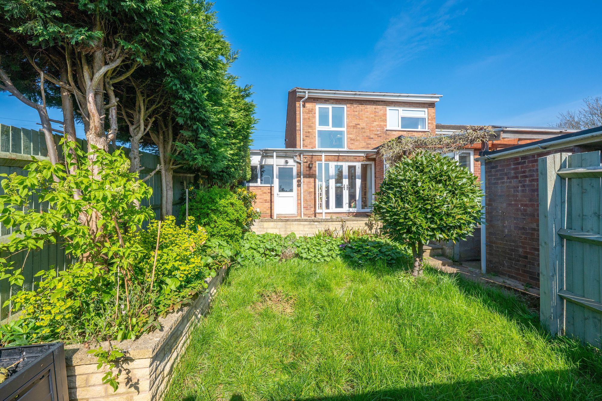 3 bed end of terrace house for sale in Hales Close, Snitterfield, CV37 12