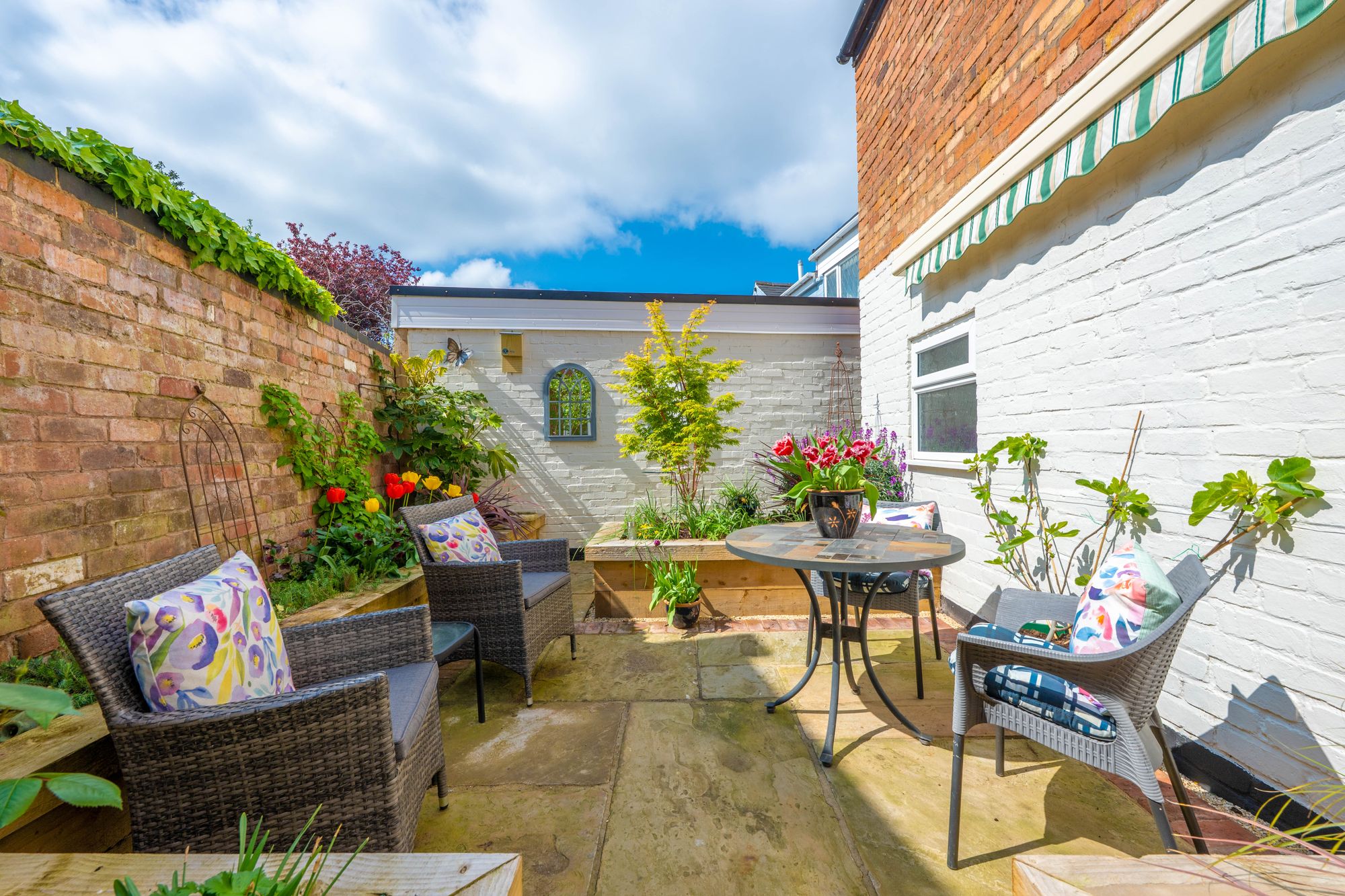 4 bed end of terrace house for sale in 21 West Street, Stratford-Upon-Avon, CV37 5