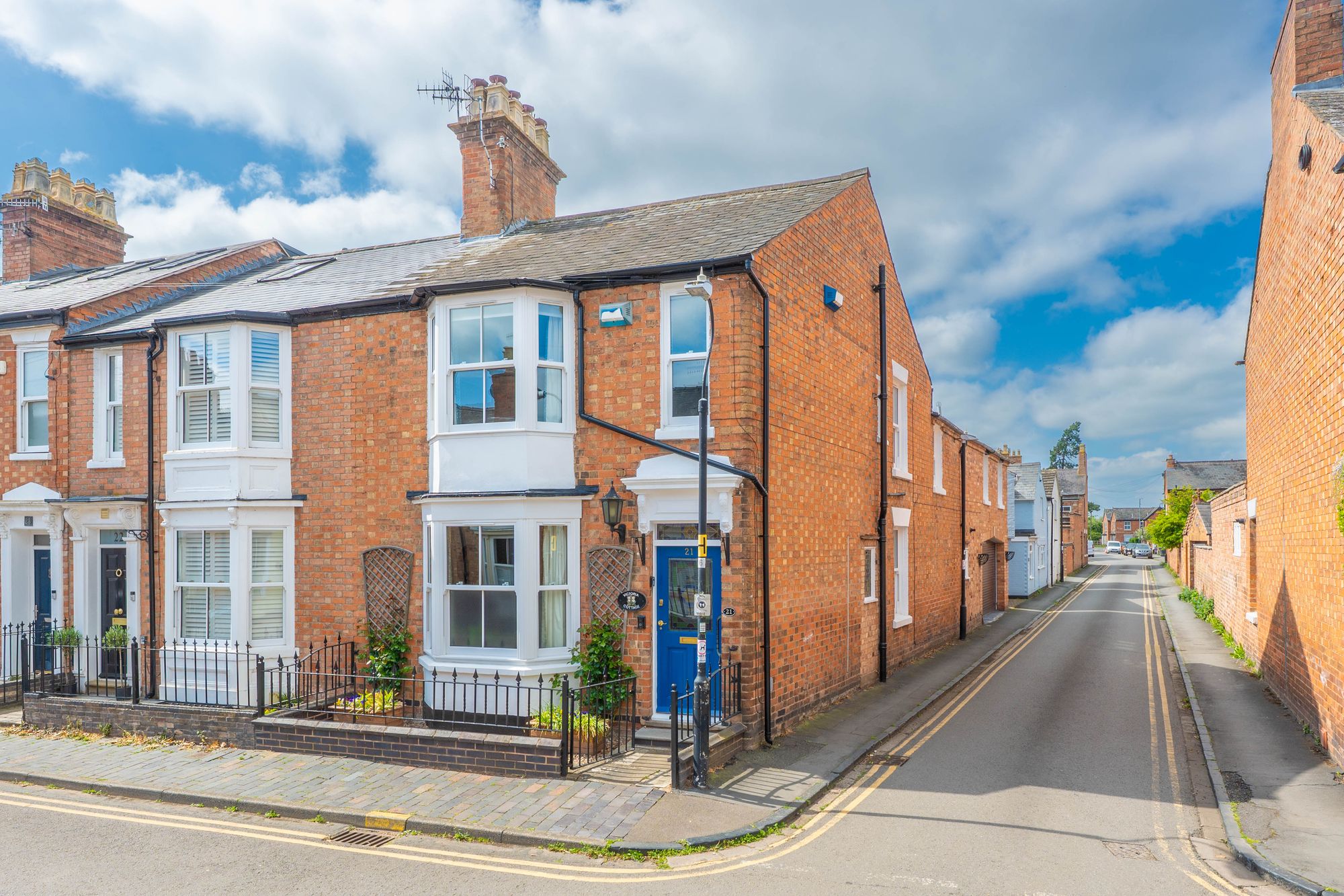 4 bed end of terrace house for sale in 21 West Street, Stratford-Upon-Avon, CV37 25