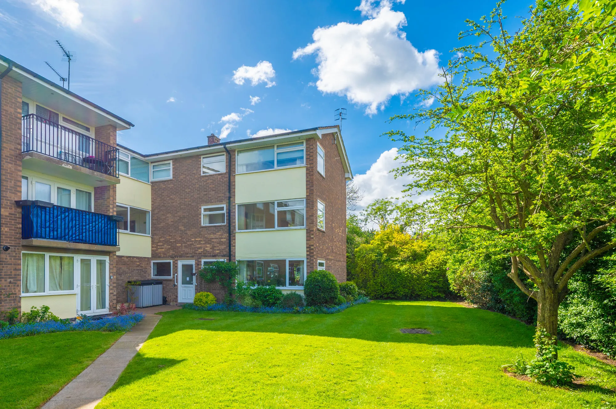 2 bed apartment for sale in Cherry Orchard, Stratford-Upon-Avon  - Property Image 1