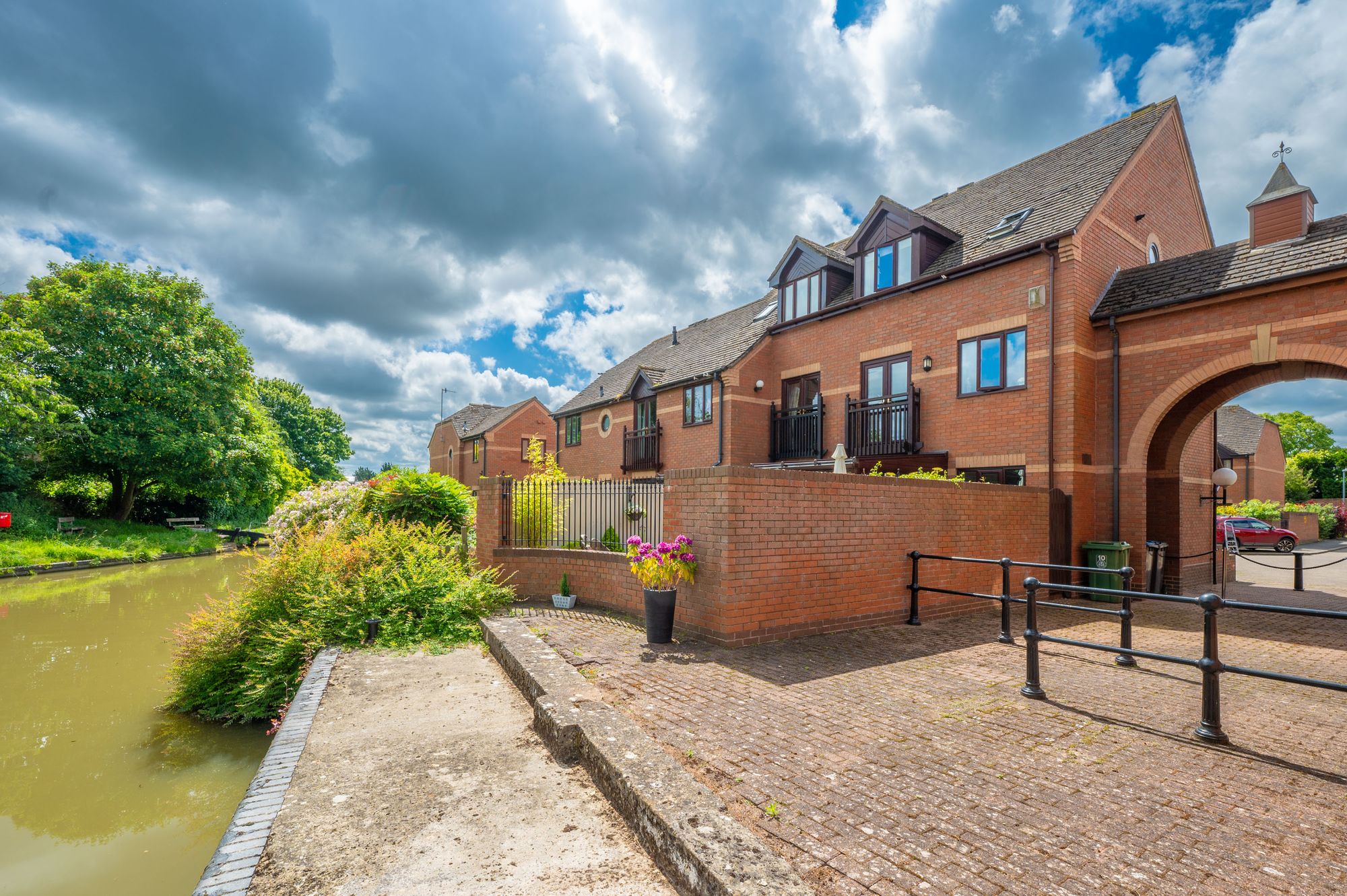 3 bed semi-detached town house for sale in Lock Close, Stratford-Upon-Avon  - Property Image 1