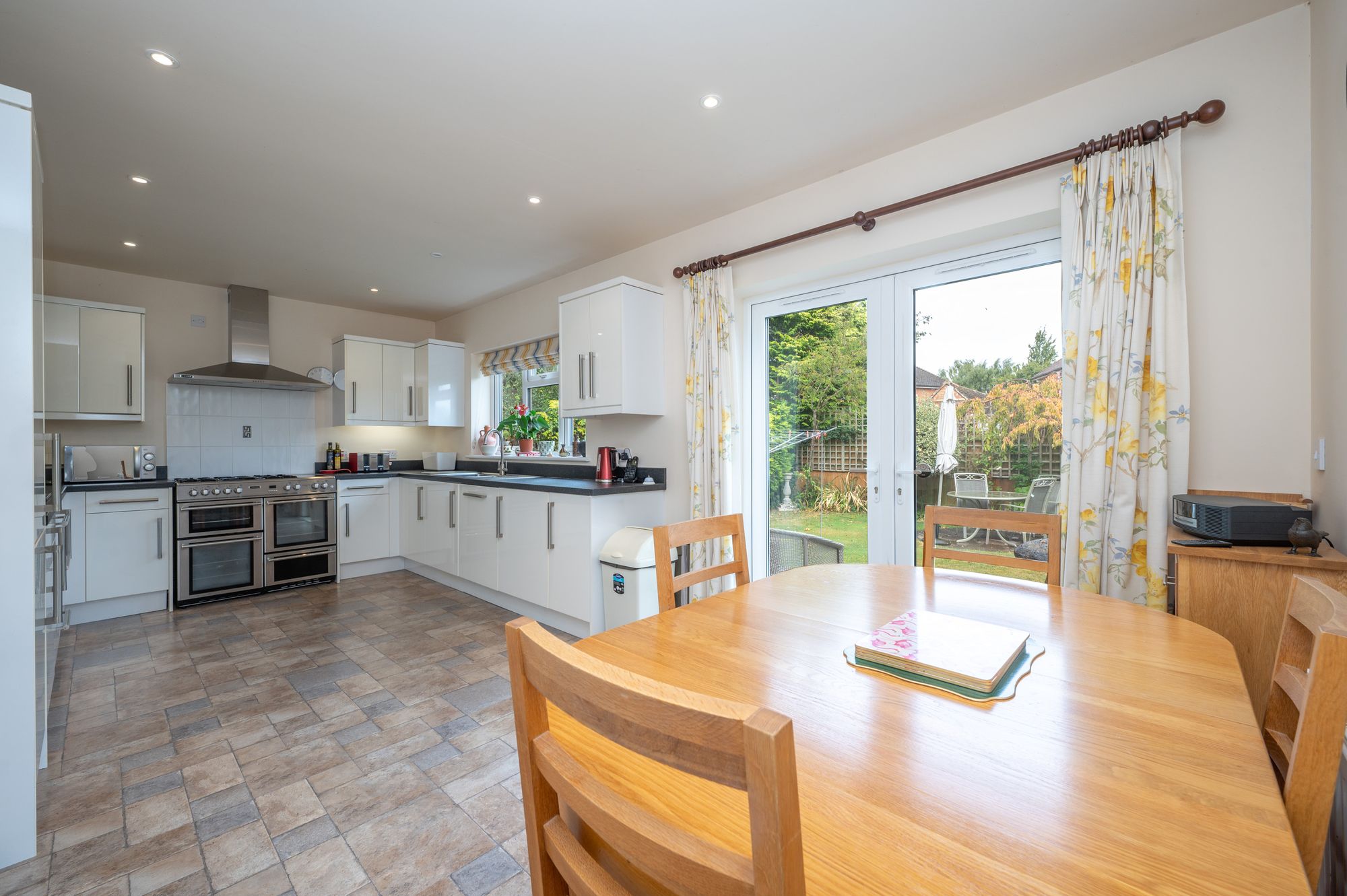 3 bed chalet for sale in Waterloo Drive, Stratford-Upon-Avon  - Property Image 3