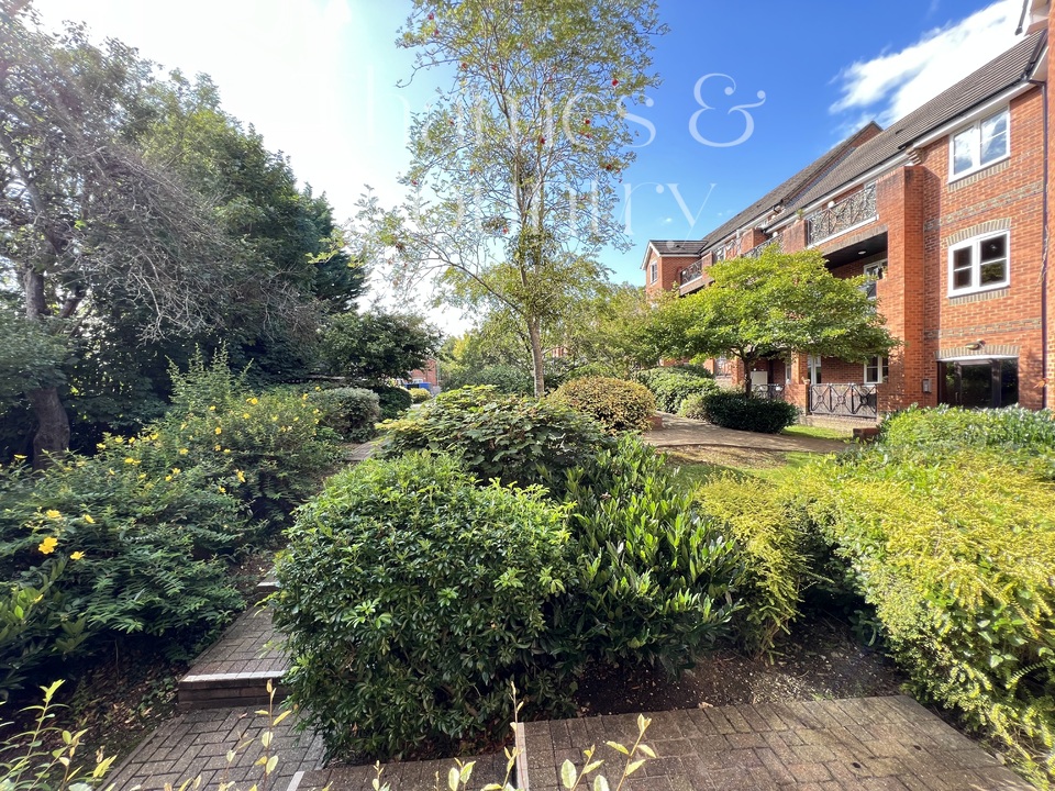 2 bed apartment for sale in Queens Road, High Wycombe  - Property Image 6