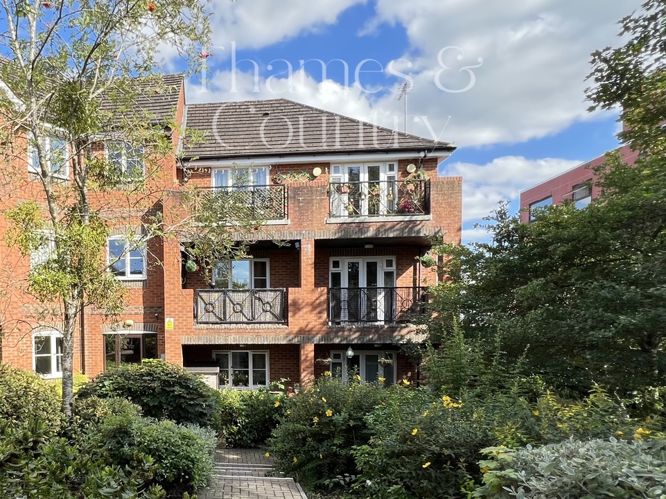 2 bed apartment for sale in Queens Road, High Wycombe  - Property Image 1