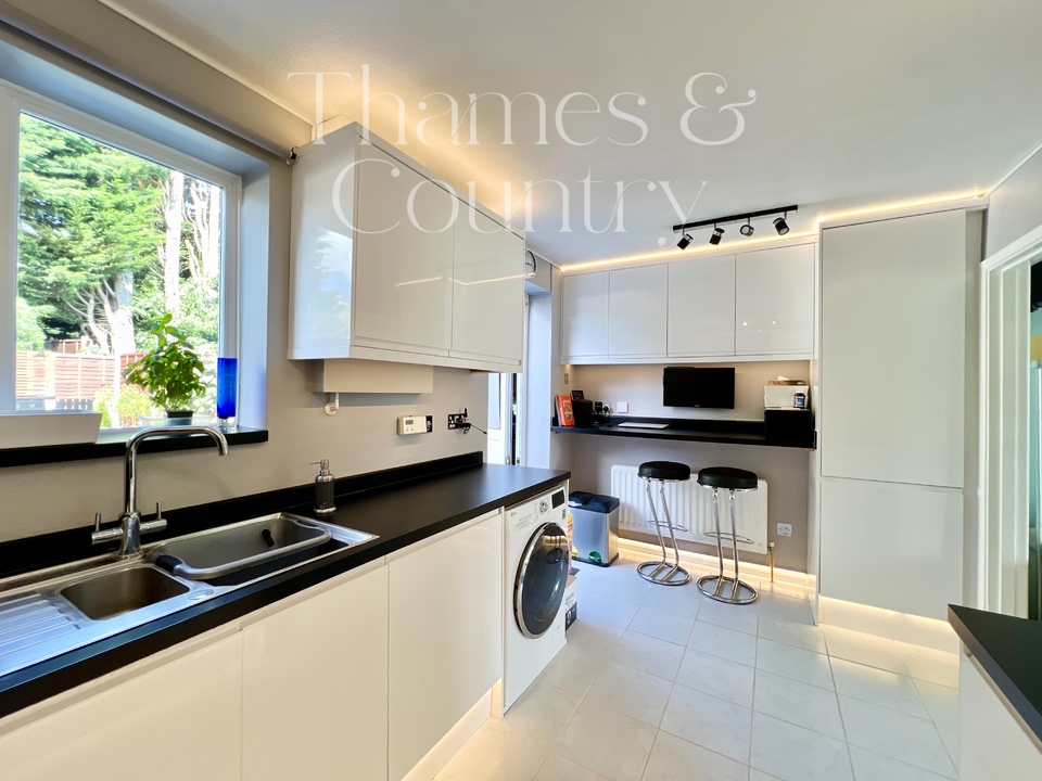 3 bed terraced house for sale in Redhouse Close, High Wycombe  - Property Image 30