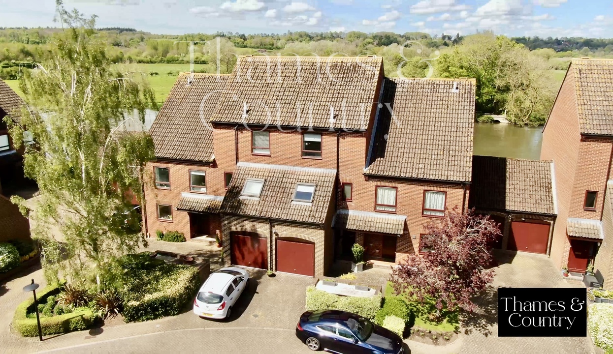 3 bed town house for sale in Bisham, Marlow  - Property Image 2