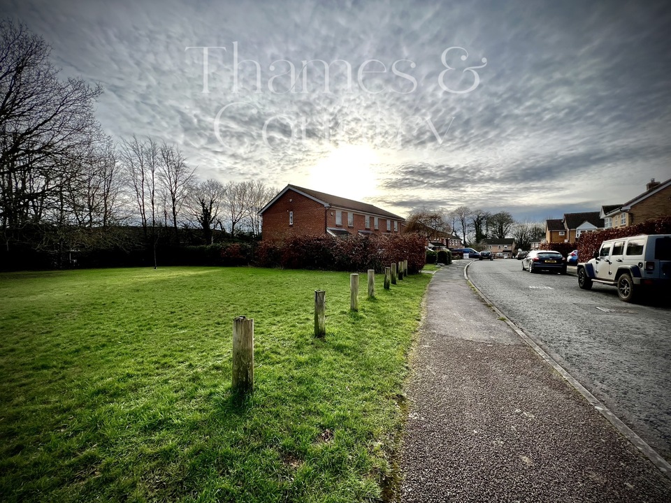 3 bed detached house for sale in Gosling Grove, High Wycombe  - Property Image 6