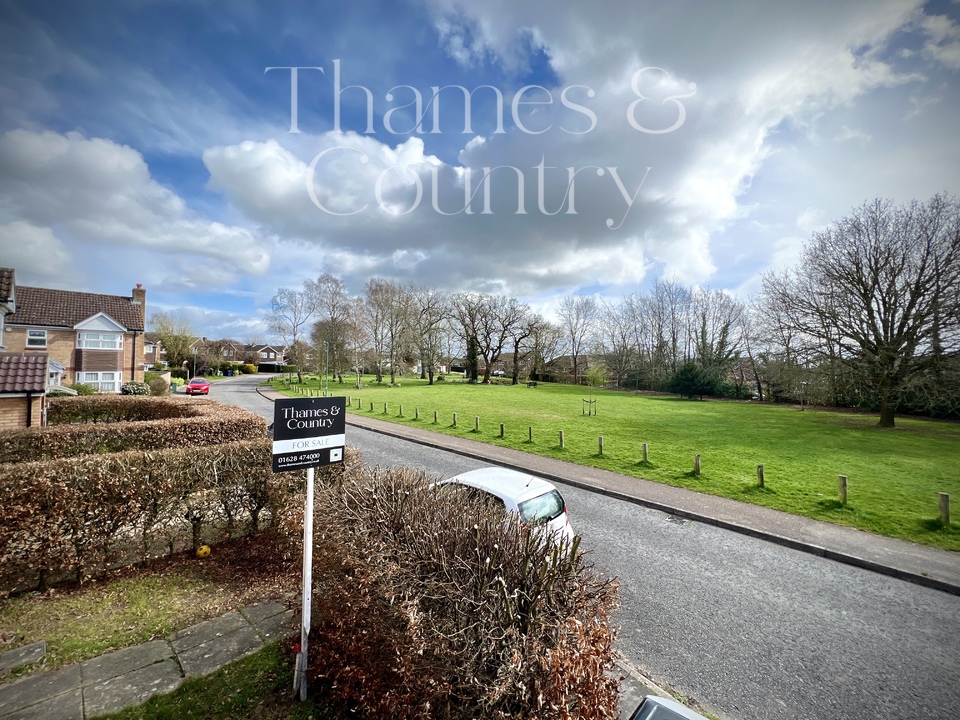 3 bed detached house for sale in Gosling Grove, High Wycombe  - Property Image 8