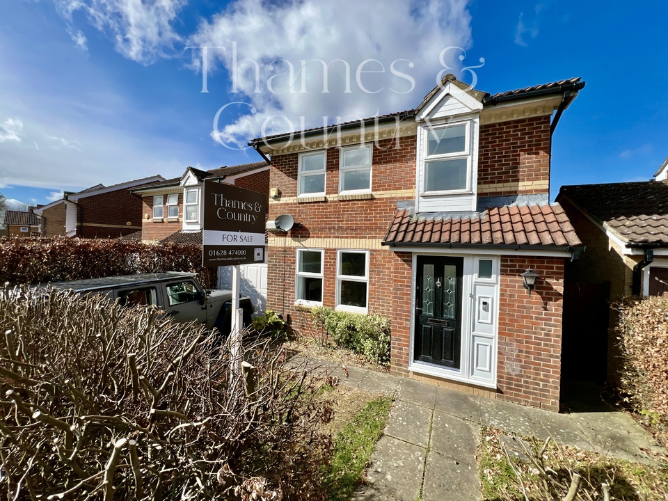 3 bed detached house for sale in Gosling Grove, High Wycombe  - Property Image 2