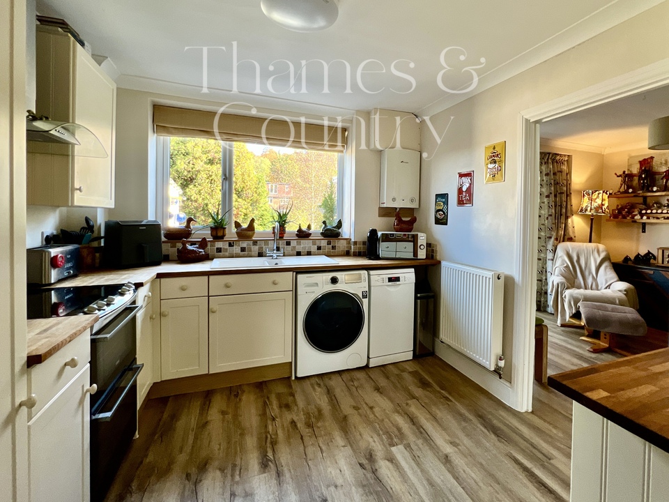 3 bed semi-detached house for sale in Roundwood Road, High Wycombe  - Property Image 13