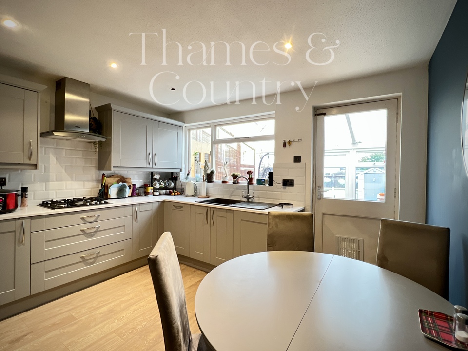 2 bed end of terrace house for sale in Fotherby Court, Maidenhead  - Property Image 6