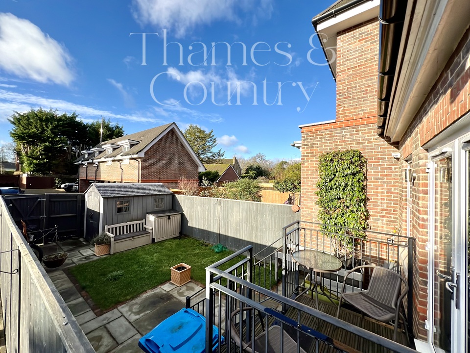 4 bed semi-detached house for sale in Cutlers Close, Maidenhead  - Property Image 2