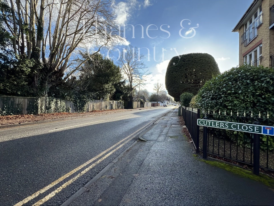 4 bed semi-detached house for sale in Cutlers Close, Maidenhead  - Property Image 9
