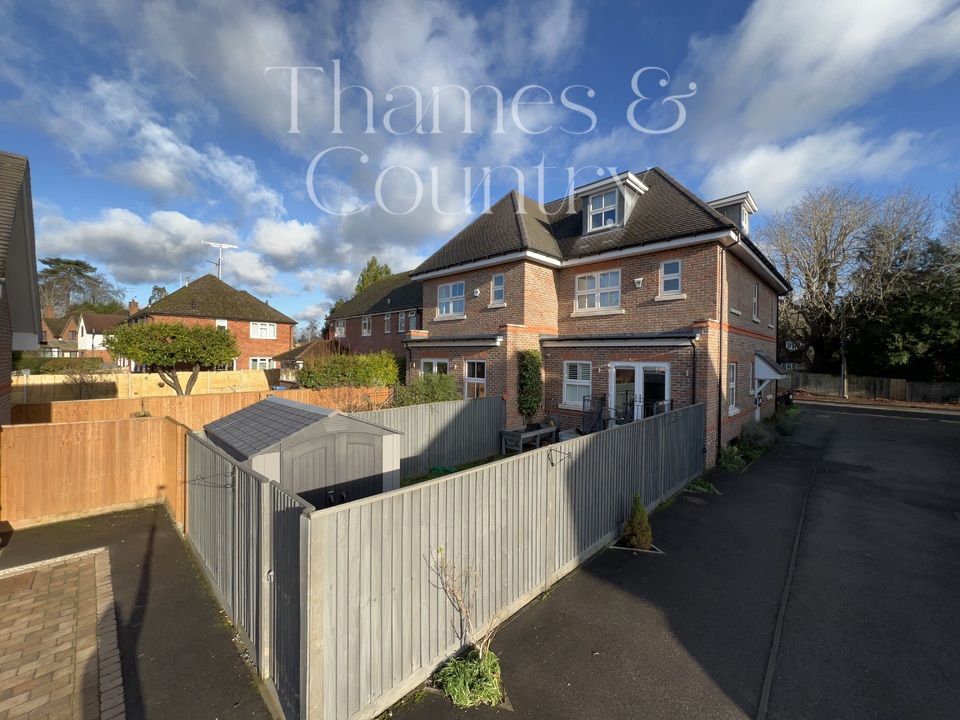 4 bed semi-detached house for sale in Cutlers Close, Maidenhead  - Property Image 11
