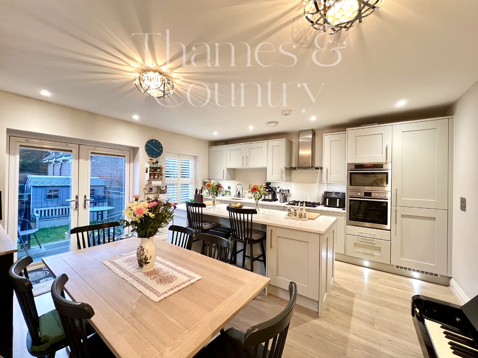 4 bed semi-detached house for sale in Cutlers Close, Maidenhead  - Property Image 17