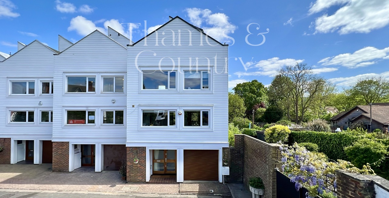 5 bed end of terrace house for sale in Mill Road, Marlow, SL7