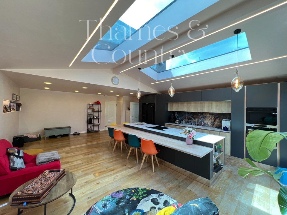 5 bed semi-detached house for sale in Carver Hill Road, High Wycombe  - Property Image 8