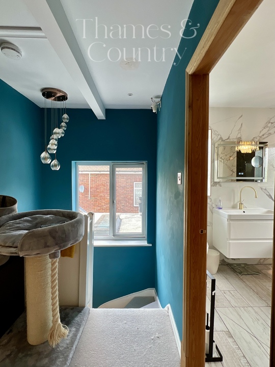 5 bed semi-detached house for sale in Carver Hill Road, High Wycombe  - Property Image 26