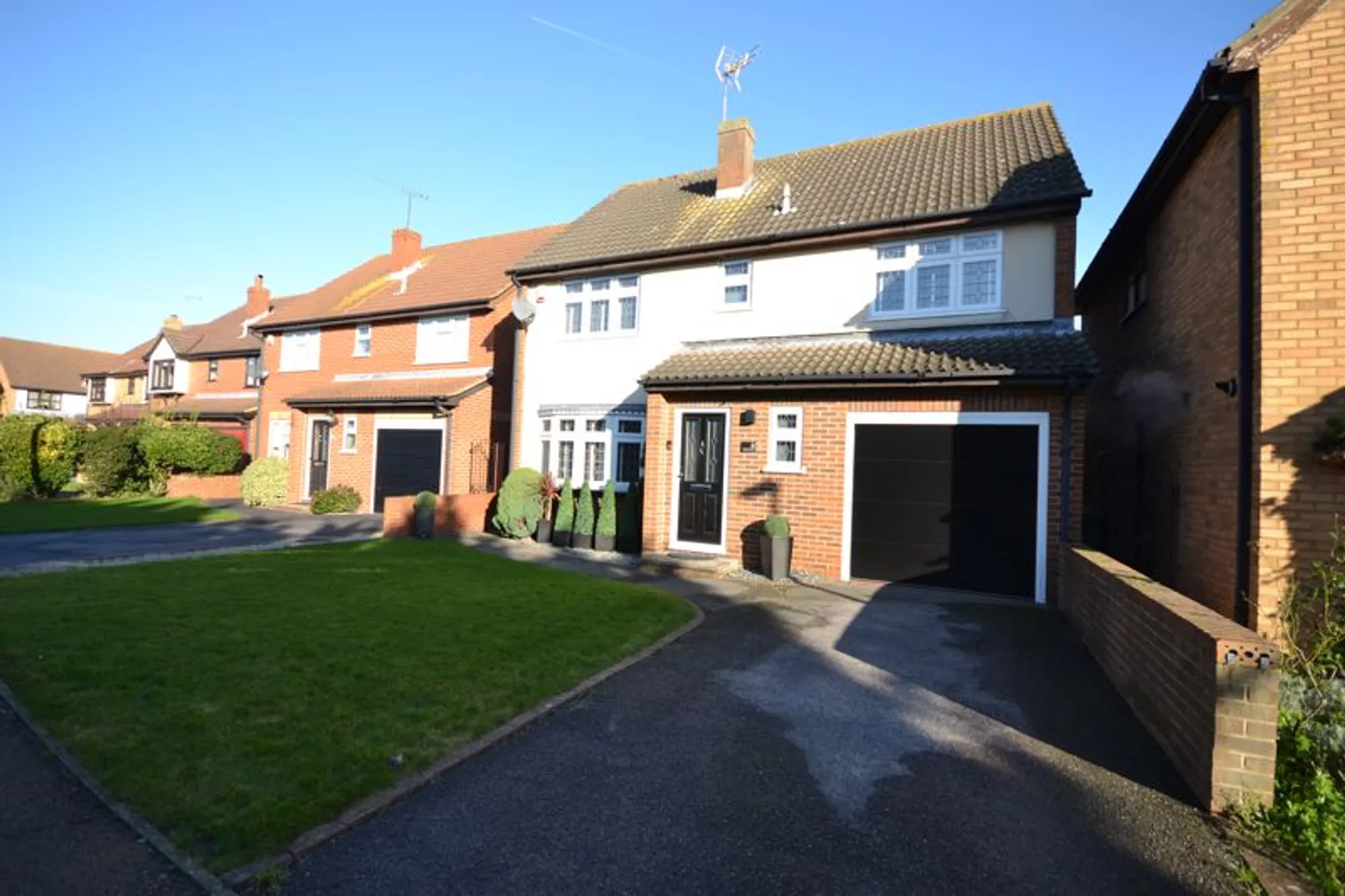 4 bed detached house for sale in Cameron Close, Stanford-Le-Hope  - Property Image 1
